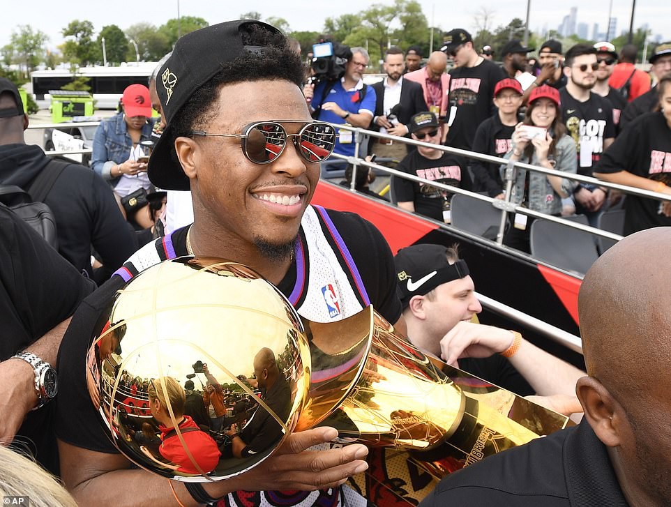 Biển người đột nhiên tháo chạy tán loạn trong lễ rước cúp vô địch NBA lịch sử của Toronto Raptors - Ảnh 11. Biển người đột nhiên tháo chạy tán loạn trong lễ rước cúp vô địch NBA lịch sử của Toronto Raptors - Ảnh 11.