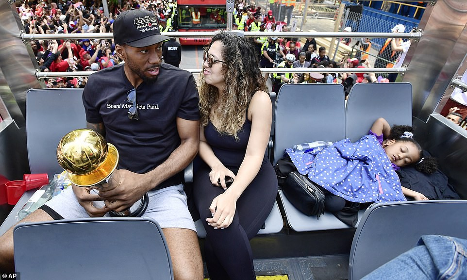 Biển người đột nhiên tháo chạy tán loạn trong lễ rước cúp vô địch NBA lịch sử của Toronto Raptors - Ảnh 9. Biển người đột nhiên tháo chạy tán loạn trong lễ rước cúp vô địch NBA lịch sử của Toronto Raptors - Ảnh 9.