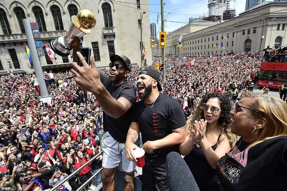 Biển người đột nhiên tháo chạy tán loạn trong lễ rước cúp vô địch NBA lịch sử của Toronto Raptors - Ảnh 8. Biển người đột nhiên tháo chạy tán loạn trong lễ rước cúp vô địch NBA lịch sử của Toronto Raptors - Ảnh 8.