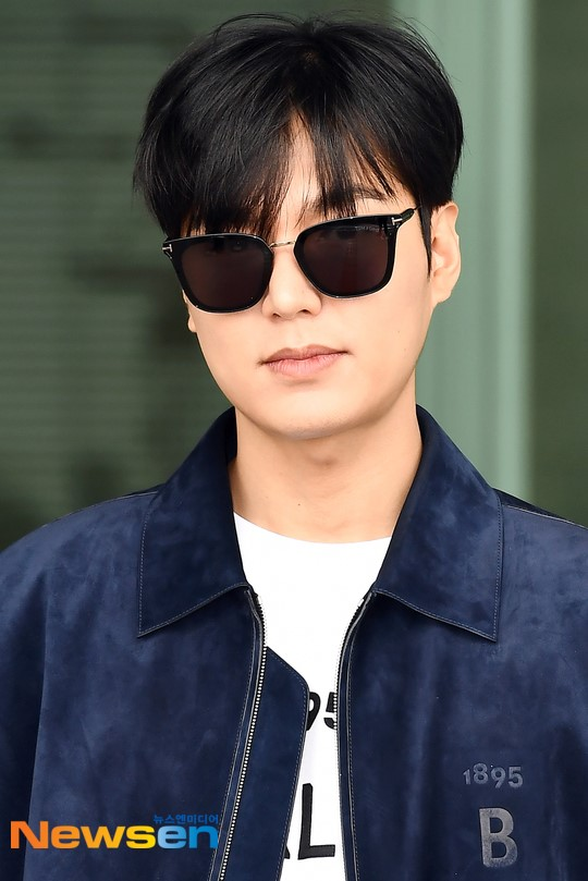 Lee Min Ho ra sân bay thôi mà quá sức bảnh bao, nhưng không giấu nổi sự tăng cân và bờ môi khô nứt nẻ - Ảnh 4. Lee Min Ho ra sân bay thôi mà quá sức bảnh bao, nhưng không giấu nổi sự tăng cân và bờ môi khô nứt nẻ - Ảnh 4.