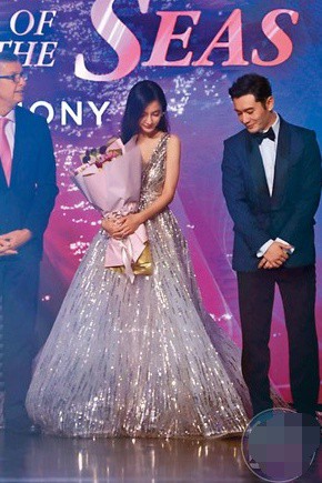 Sau khi bị tố giả tạo, động th&aacute;i khẳng định chủ quyền của Huỳnh Hiểu Minh d&agrave;nh cho Angela Baby g&acirc;y ch&uacute; &yacute; - Ảnh 1.