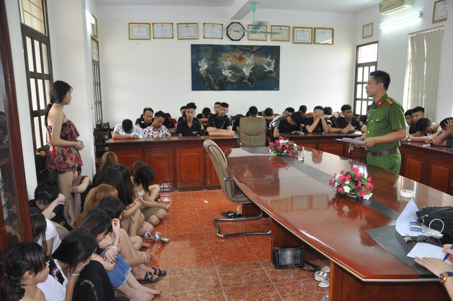 135 đối tượng mua b&aacute;n, t&agrave;ng trữ, sử dụng ma t&uacute;y trong 2 qu&aacute;n Karaoke ở Hải Dương - Ảnh 2.