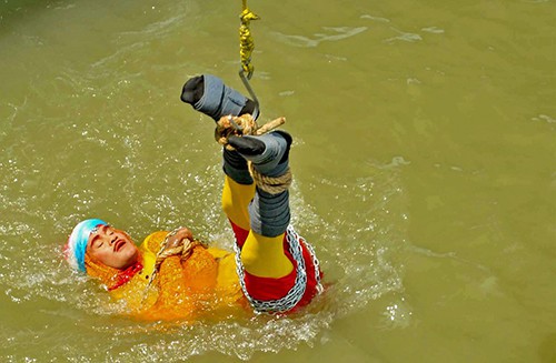 Ấn Độ: Đã tìm thấy thi thể của nhà ảo thuật mất tích sau khi biểu diễn ảo thuật dưới sông Hằng - Ảnh 1.