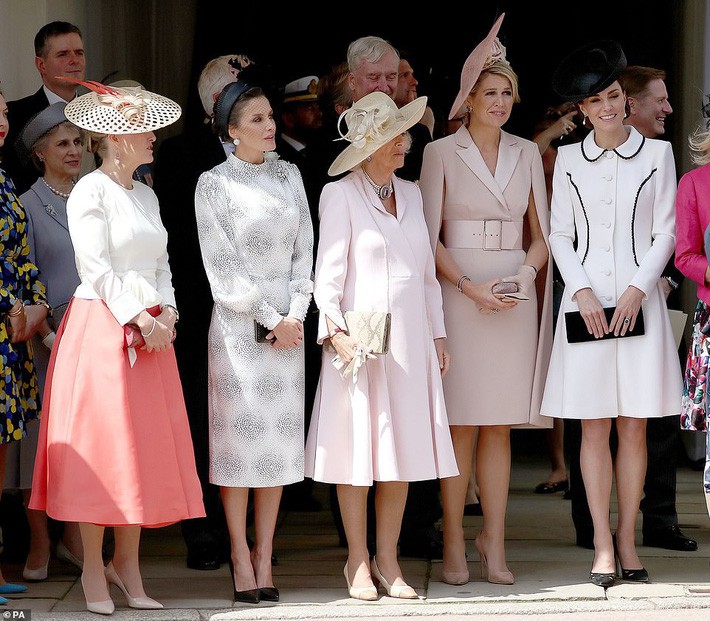 Cuộc đọ style Hoàng gia gay cấn: Trong khi Công nương Kate vẫn giữ hình ảnh cũ thì Hoàng hậu Letizia lại gây bất ngờ - Ảnh 1. Cuộc đọ style Hoàng gia gay cấn: Trong khi Công nương Kate vẫn giữ hình ảnh cũ thì Hoàng hậu Letizia lại gây bất ngờ - Ảnh 1.