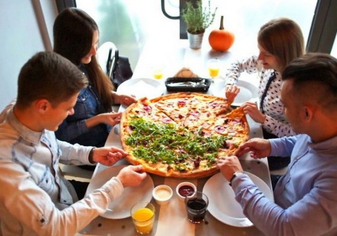 Cửa hàng pizza sẵn sàng miễn phí đồ ăn cho khách nếu họ tránh xa smartphone khi dùng bữa - Ảnh 1.