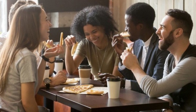 Cửa hàng pizza sẵn sàng miễn phí đồ ăn cho khách nếu họ tránh xa smartphone khi dùng bữa - Ảnh 2.