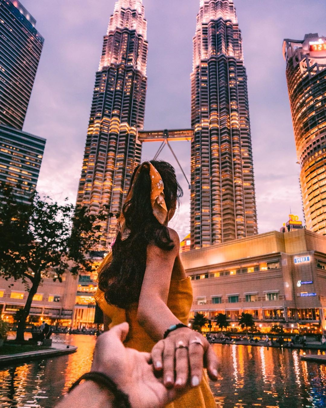Có cả triệu người chụp ảnh dưới toà tháp Petronas Twin Tower nhưng không phải ai cũng biết bí quyết để có tấm ảnh lung linh nhất - Ảnh 1.