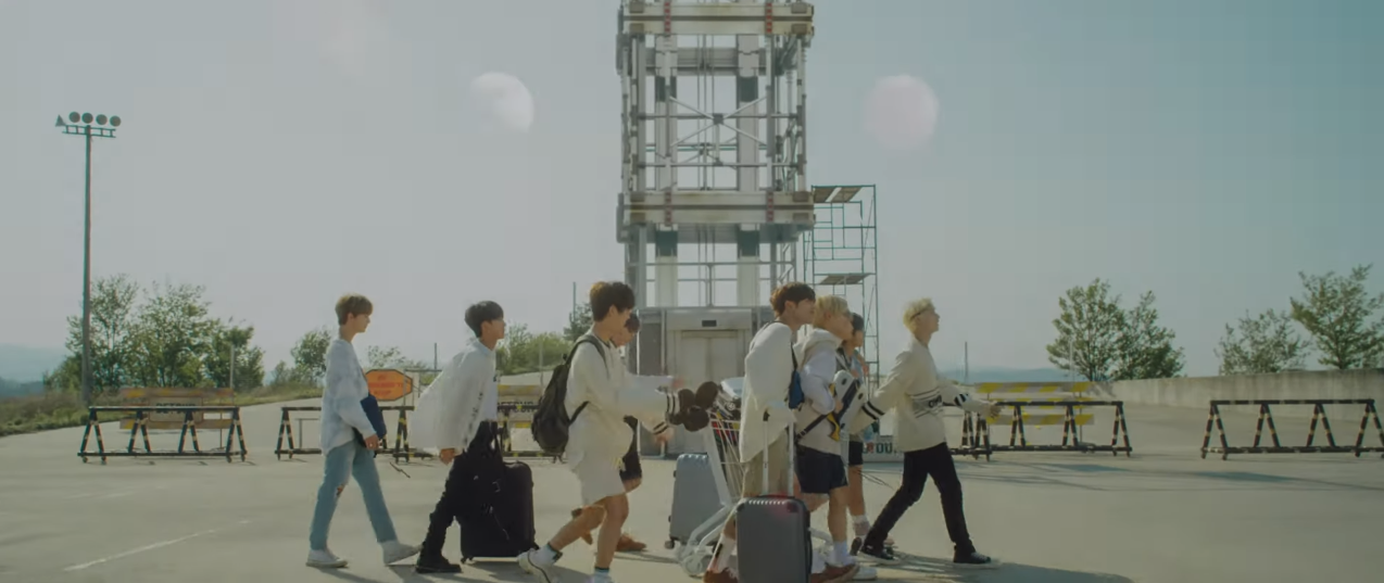 Stray Kids đối đầu Red Velvet qua MV ảo giác có 1 chi tiết giống TWICE, khiến fan GOT7 ghen tị vì điều này - Ảnh 2. Stray Kids đối đầu Red Velvet qua MV ảo giác có 1 chi tiết giống TWICE, khiến fan GOT7 ghen tị vì điều này - Ảnh 2.