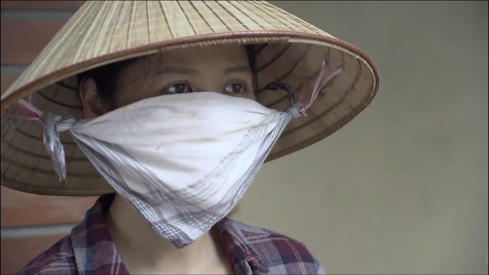 Preview Về Nhà Đi Con tập 48: Thư bị bố tát gãy răng giữa đường vì dám hỗn láo với cô bán hoa? - Ảnh 2. Preview Về Nhà Đi Con tập 48: Thư bị bố tát gãy răng giữa đường vì dám hỗn láo với cô bán hoa? - Ảnh 2.