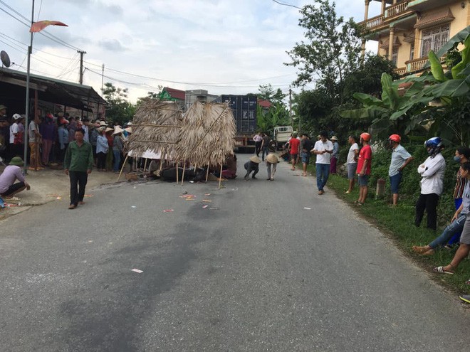 Người thân gào khóc bên thi thể nam sinh đi xe máy tử vong sau va chạm với container - Ảnh 2.