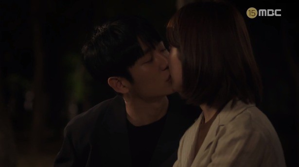 Đêm Xuân tập 9: Han Ji Min nựng môi trai đẹp, nổi cơn tanh bành khi crush bị bồ cũ khẩu nghiệp - Ảnh 7.