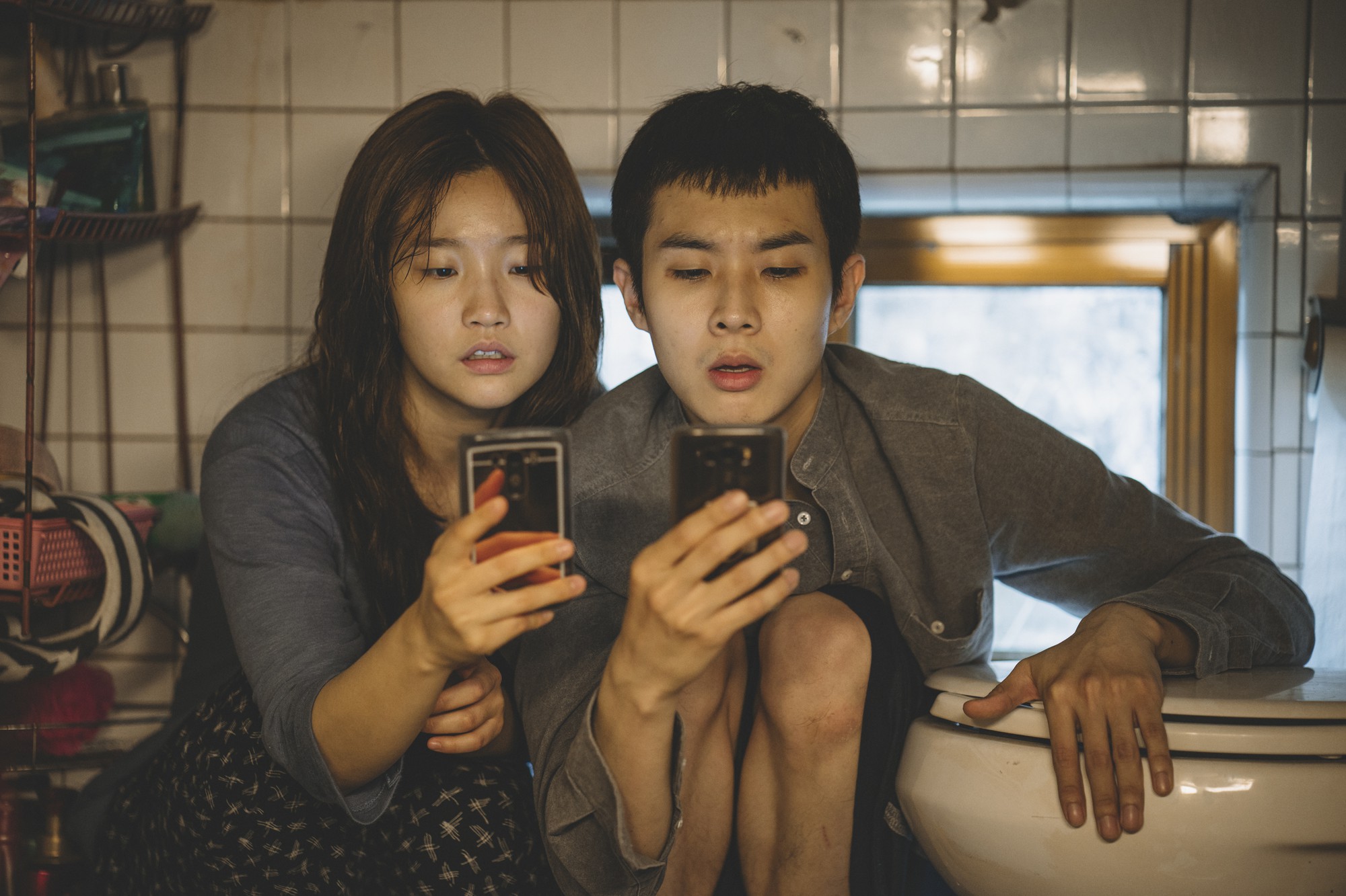 Mê điện ảnh Hàn, ghét hài nhảm, thích combo phim nghệ thuật khuyến mãi thêm trào phúng thì xem ngay Parasite! - Ảnh 11. Mê điện ảnh Hàn, ghét hài nhảm, thích combo phim nghệ thuật khuyến mãi thêm trào phúng thì xem ngay Parasite! - Ảnh 11.
