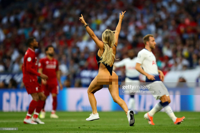C&ocirc; g&aacute;i ăn mặc si&ecirc;u hở hang l&agrave;m n&aacute;o loạn chung kết Champions League, khiến bảo vệ phải đỏ mặt l&agrave;m nhiệm vụ - Ảnh 1.