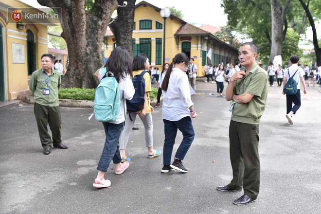 Nhiều thí sinh tại Hà Nội bị đình chỉ thi vì mang điện thoại, tài liệu vào phòng; gần 500 em bỏ thi môn Ngữ Văn - Ảnh 3.