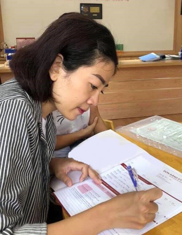 Mai Phương đi nhập học cho con, hạnh phúc tới nỗi viết nhầm tên mình - Ảnh 1.