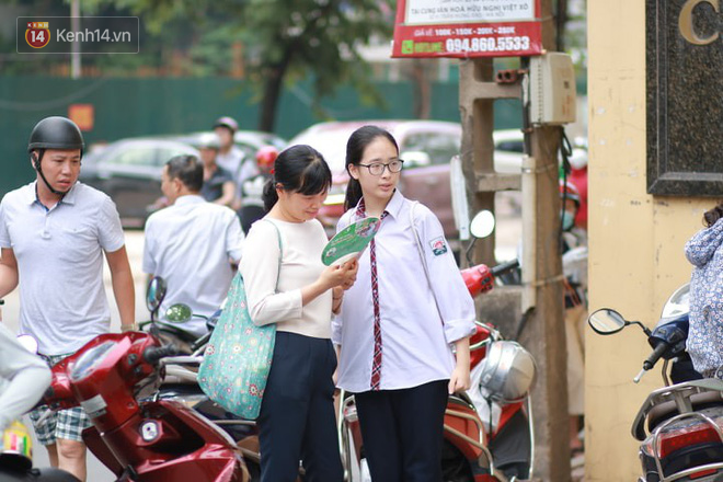 Nhiều thí sinh tại Hà Nội bị đình chỉ thi vì mang điện thoại, tài liệu vào phòng; gần 500 em bỏ thi môn Ngữ Văn - Ảnh 2.