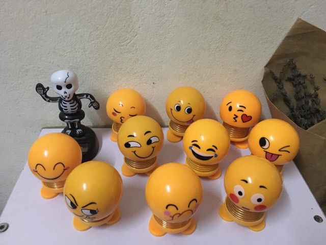 Binh đoàn thú nhún Emoji lò xo chính thức xâm chiếm trái đất: ai cũng gắn lên xe, order ở đâu cũng bảo cháy hàng? - Ảnh 7.