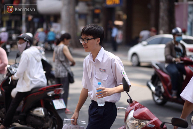 Đề thi Tiếng Anh vào lớp 10 ở TPHCM có sai sót, nhiều thí sinh buồn bã vì không làm được bài - Ảnh 9.