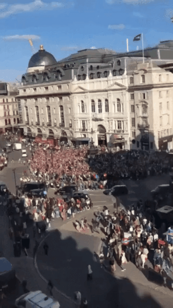 Rợn tóc gáy cảnh fan châu Âu đông như kiến thầu kín Quảng trường Piccadilly ở London để chờ BTS trước show lịch sử - Ảnh 4.