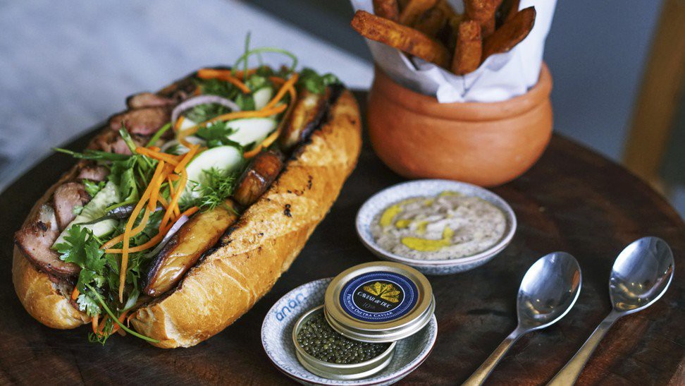 Từ câu chuyện chiếc bánh mì giá 100 đô/ổ, nhà báo nước ngoài lặn lội kiếm tìm tiệm bánh mì ngon nhất Sài Gòn - Ảnh 2. Từ câu chuyện chiếc bánh mì giá 100 đô/ổ, nhà báo nước ngoài lặn lội kiếm tìm tiệm bánh mì ngon nhất Sài Gòn - Ảnh 2.