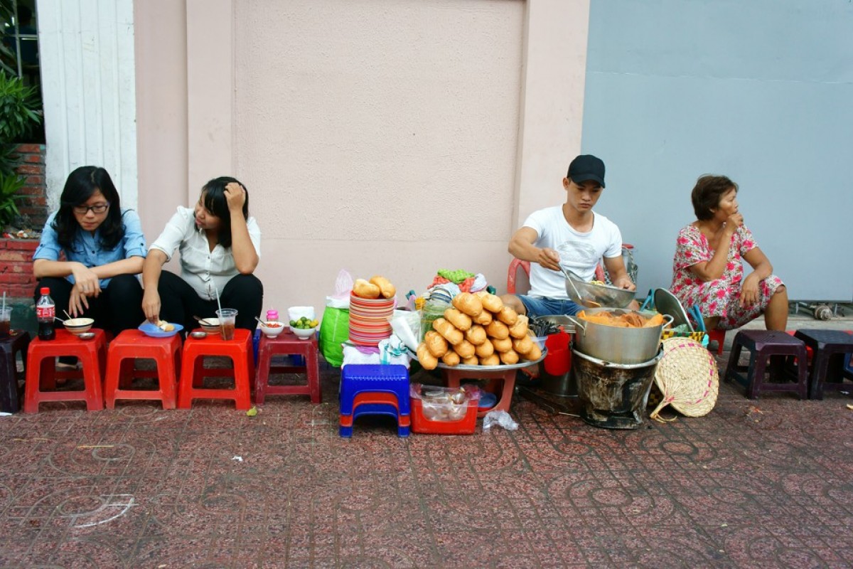 Từ câu chuyện chiếc bánh mì giá 100 đô/ổ, nhà báo nước ngoài lặn lội kiếm tìm tiệm bánh mì ngon nhất Sài Gòn - Ảnh 3. Từ câu chuyện chiếc bánh mì giá 100 đô/ổ, nhà báo nước ngoài lặn lội kiếm tìm tiệm bánh mì ngon nhất Sài Gòn - Ảnh 3.