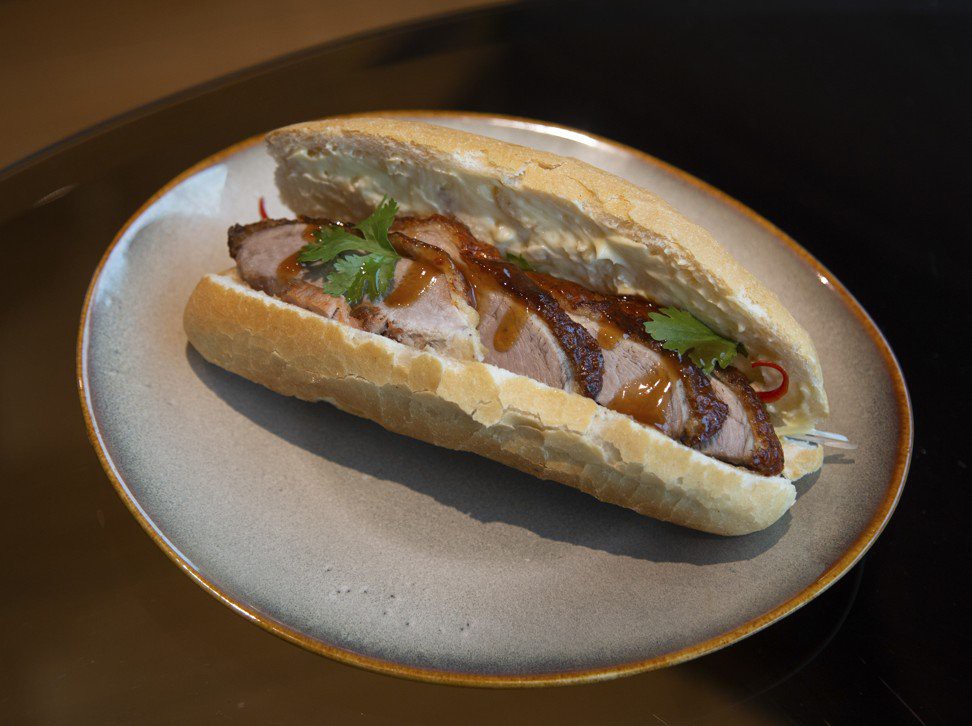 Từ câu chuyện chiếc bánh mì giá 100 đô/ổ, nhà báo nước ngoài lặn lội kiếm tìm tiệm bánh mì ngon nhất Sài Gòn - Ảnh 4. Từ câu chuyện chiếc bánh mì giá 100 đô/ổ, nhà báo nước ngoài lặn lội kiếm tìm tiệm bánh mì ngon nhất Sài Gòn - Ảnh 4.