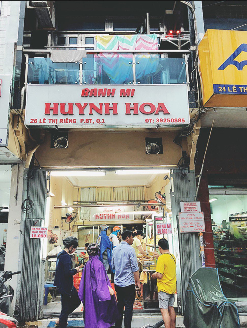 Từ câu chuyện chiếc bánh mì giá 100 đô/ổ, nhà báo nước ngoài lặn lội kiếm tìm tiệm bánh mì ngon nhất Sài Gòn - Ảnh 5. Từ câu chuyện chiếc bánh mì giá 100 đô/ổ, nhà báo nước ngoài lặn lội kiếm tìm tiệm bánh mì ngon nhất Sài Gòn - Ảnh 5.
