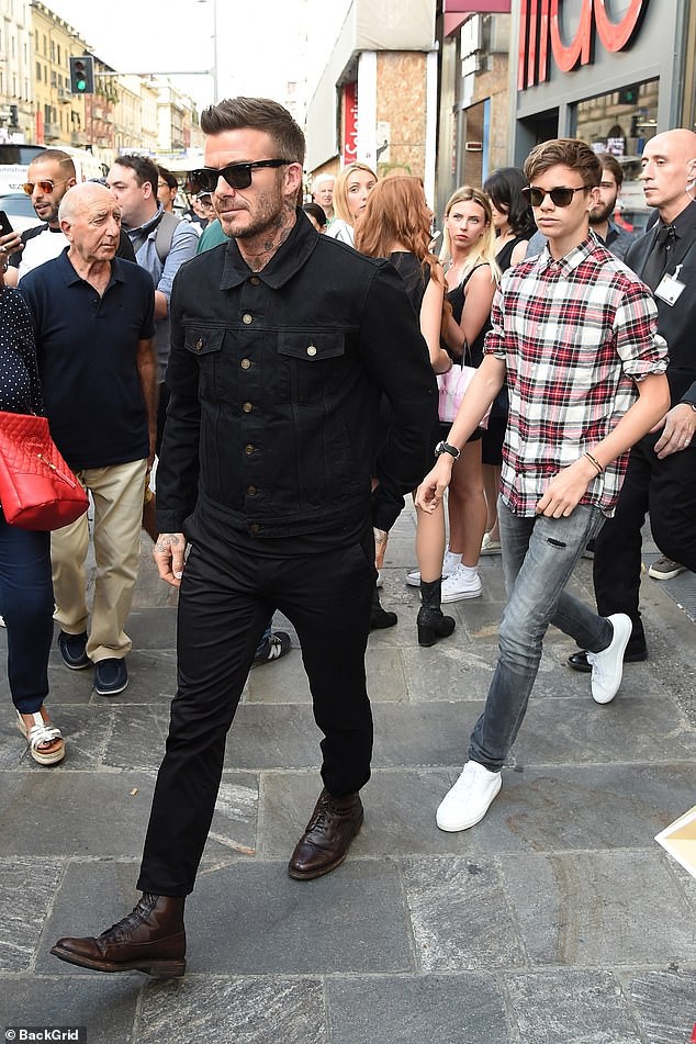 Con trai cả Brooklyn gây thất vọng vì yêu mù quáng, David Beckham chuyển sang o bế cậu hai Romeo Beckham? - Ảnh 2.