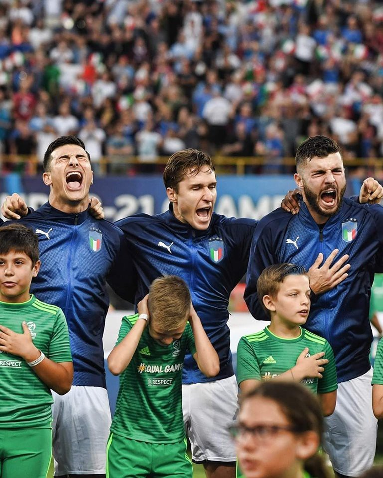 Italy là chủ nhà của giải đấu U21 Euro 2019. Họ vừa trải qua trận đấu thứ 2 trong chiến dịch vòng bảng, gặp đối thủ Ba Lan. Trước khi tiếng còi khai cuộc cất lên, các chàng trai nhận được rất nhiều sự kỳ vọng của CĐV sau chiến thắng 3-1 ngày mở màn đã thể hiện một màn hát quốc ca cháy bỏng.