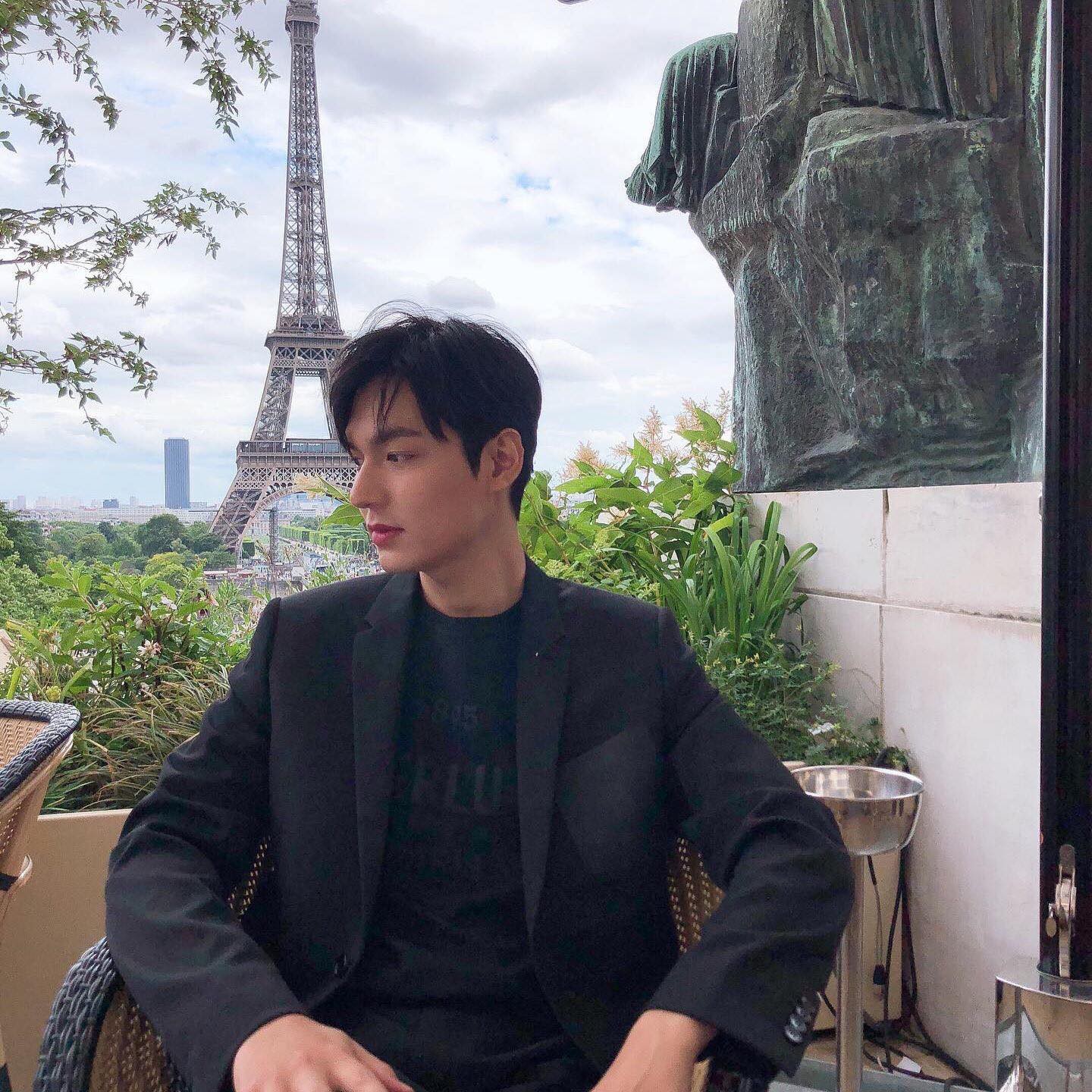 Khoe ảnh đẹp trai và sang chảnh ở Paris, nhưng Lee Min Ho sao lại lộ sống mũi cao vều như mỏ vịt thế này? - Ảnh 2. Khoe ảnh đẹp trai và sang chảnh ở Paris, nhưng Lee Min Ho sao lại lộ sống mũi cao vều như mỏ vịt thế này? - Ảnh 2.