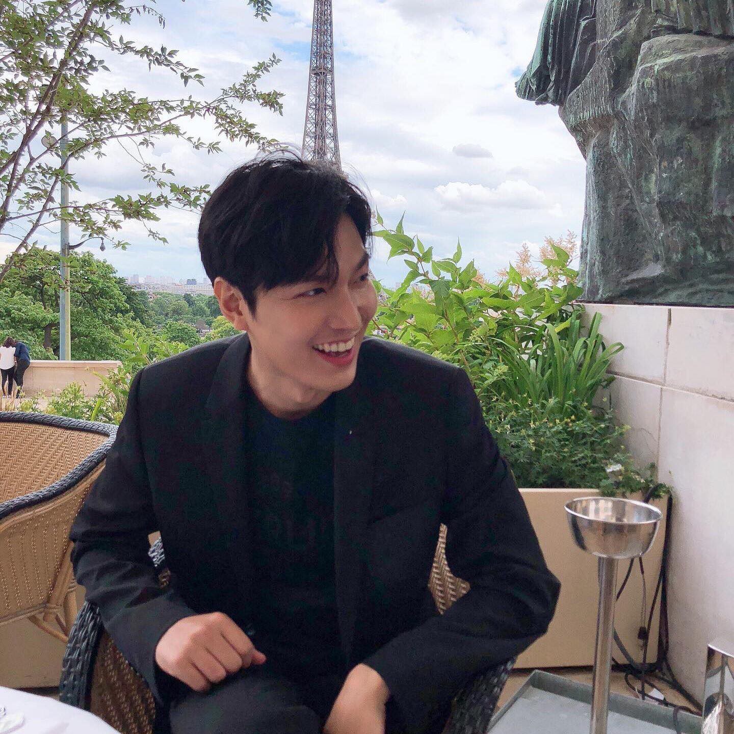 Khoe ảnh đẹp trai và sang chảnh ở Paris, nhưng Lee Min Ho sao lại lộ sống mũi cao vều như mỏ vịt thế này? - Ảnh 1. Khoe ảnh đẹp trai và sang chảnh ở Paris, nhưng Lee Min Ho sao lại lộ sống mũi cao vều như mỏ vịt thế này? - Ảnh 1.