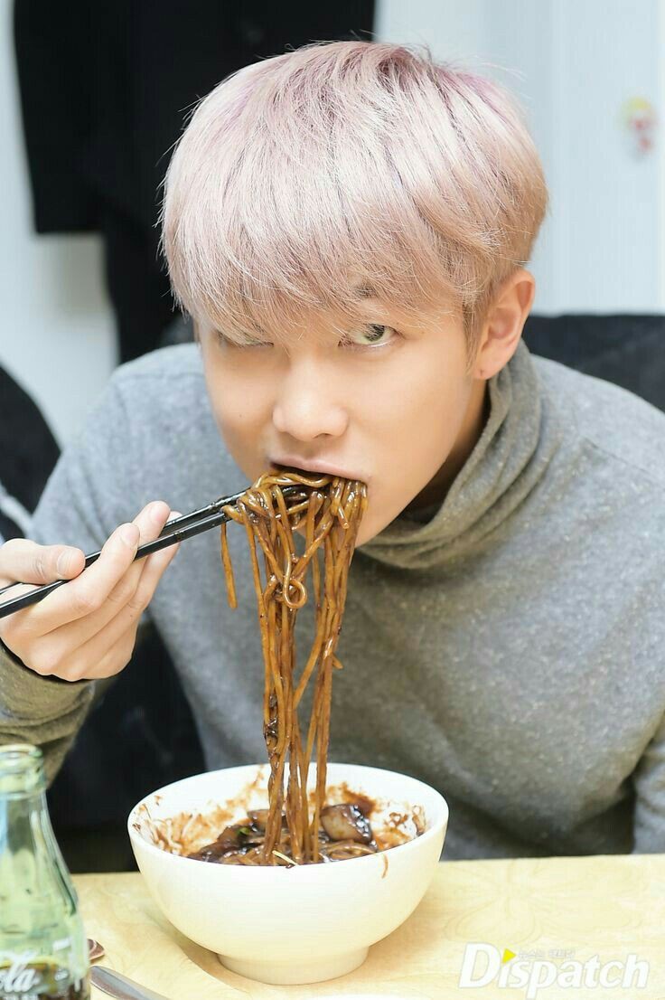Trời hè  nóng bức, RM (BTS) đi ăn có tô mì lạnh thôi nhưng cũng tạo nên huyền thoại - Ảnh 2.