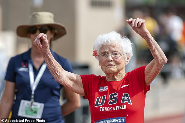 Bà cụ 100 tuổi mới tập chạy bộ, 103 tuổi vô địch giải chạy toàn quốc kèm hàng loạt kỷ lục không thể tin nổi - Ảnh 1.