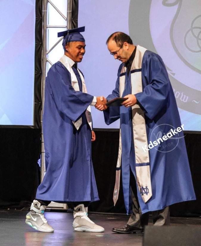 Mang đ&ocirc;i Sneaker gi&aacute; hơn 2,2 tỷ đến dự lễ tốt nghiệp, nam sinh khiến thầy hiệu trưởng bối rối, nh&igrave;n kh&ocirc;ng chớp mắt - Ảnh 1.