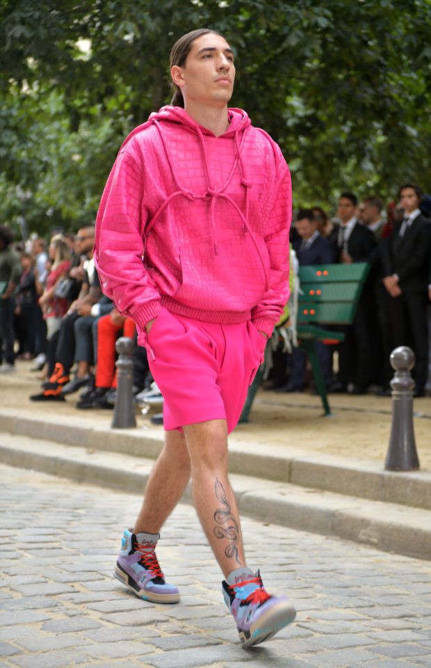 Chán đi du lịch thì cầu thủ phải làm gì: Sao Arsenal diện nguyên một set đồ màu hường tham dự tuần lễ thời trang nổi tiếng tại Paris - Ảnh 2.