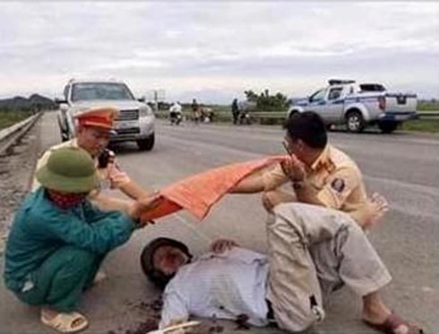Hà Tĩnh: Thiếu tá CSGT nói về bức ảnh đội nắng cứu người gây sốt cộng đồng mạng - Ảnh 1.