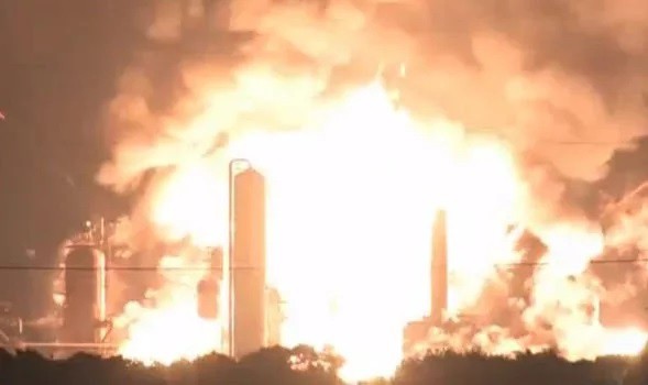 Hiện trường nhà máy lọc dầu tại Nam Philadelphia phát nổ thành quả cầu lửa - Ảnh 2.