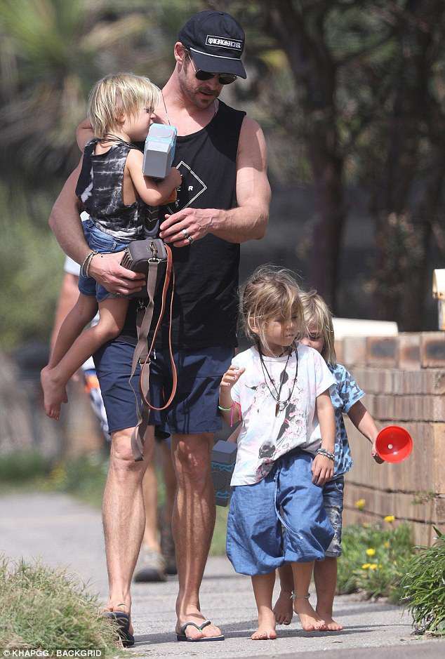 So độ chung tình của 2 nam thần nhà Hemsworth: Người anh Thor ông bố 3 con mẫu mực, cậu em đức lang quân lý tưởng của Miley Cyrus - Ảnh 11.
