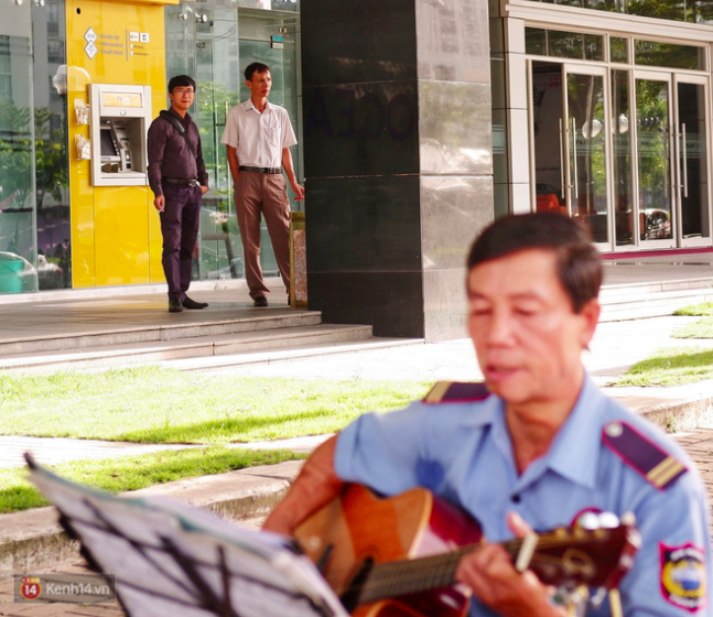 Yêu đời như chú bảo vệ ở Sài Gòn: Mỗi ngày đi làm sớm 30 phút để đàn hát trước khi vào ca - Ảnh 3.