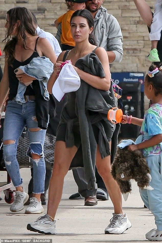 Không ngờ cũng có ngày thánh phông bạt Kim Kardashian chịu để mặt mộc ra đường, nhan sắc gây chú ý cực mạnh - Ảnh 2.