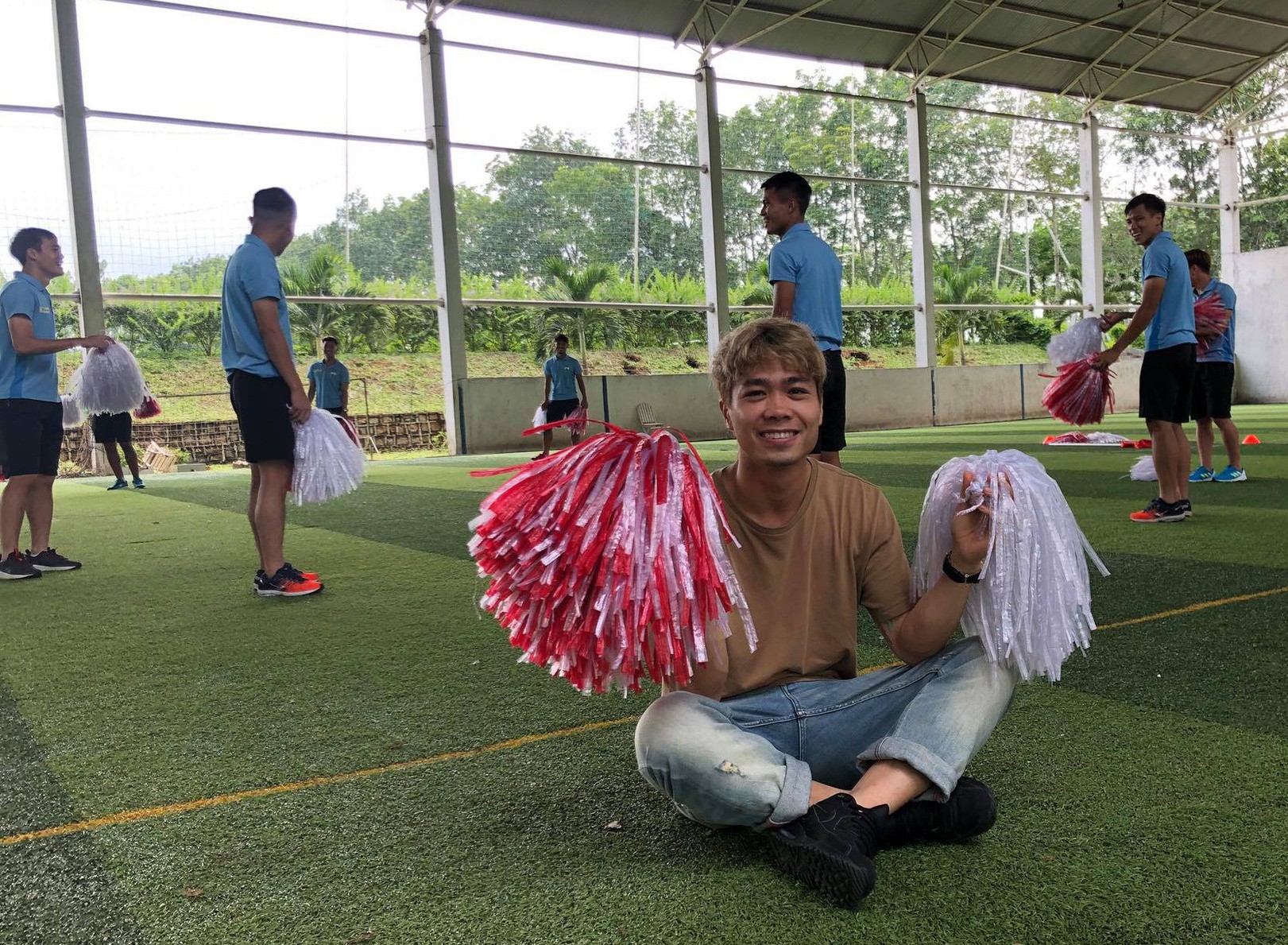 Công Phượng, Văn Toàn gây sốt với màn cheerleading siêu đáng yêu - Ảnh 2. Công Phượng, Văn Toàn gây sốt với màn cheerleading siêu đáng yêu - Ảnh 2.
