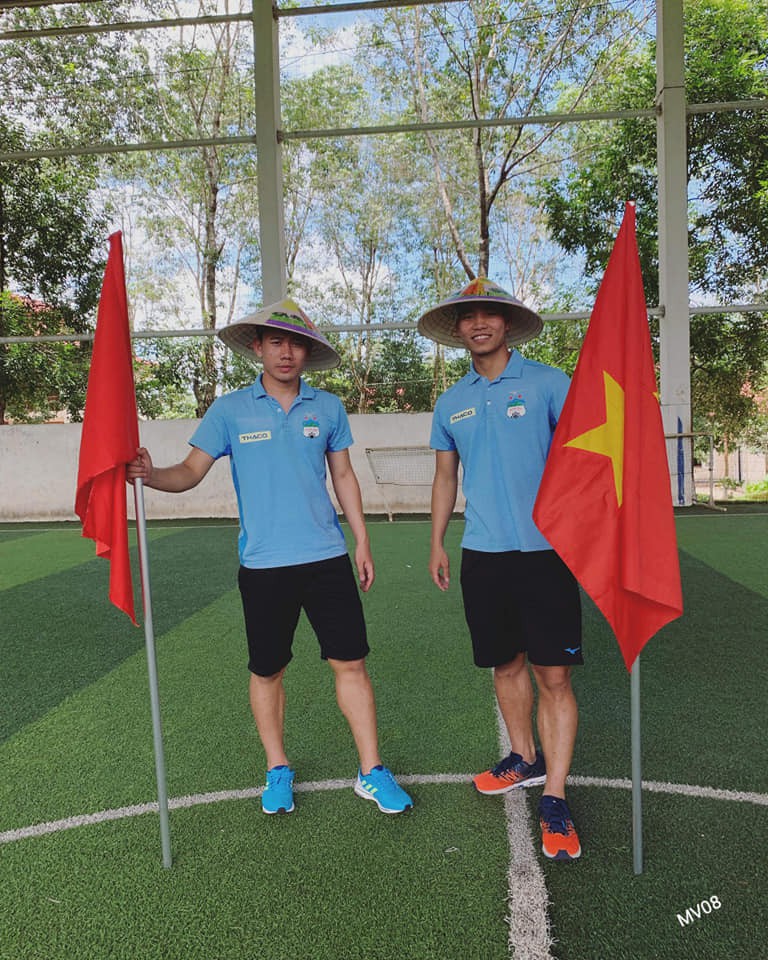 Công Phượng, Văn Toàn gây sốt với màn cheerleading siêu đáng yêu - Ảnh 6. Công Phượng, Văn Toàn gây sốt với màn cheerleading siêu đáng yêu - Ảnh 6.