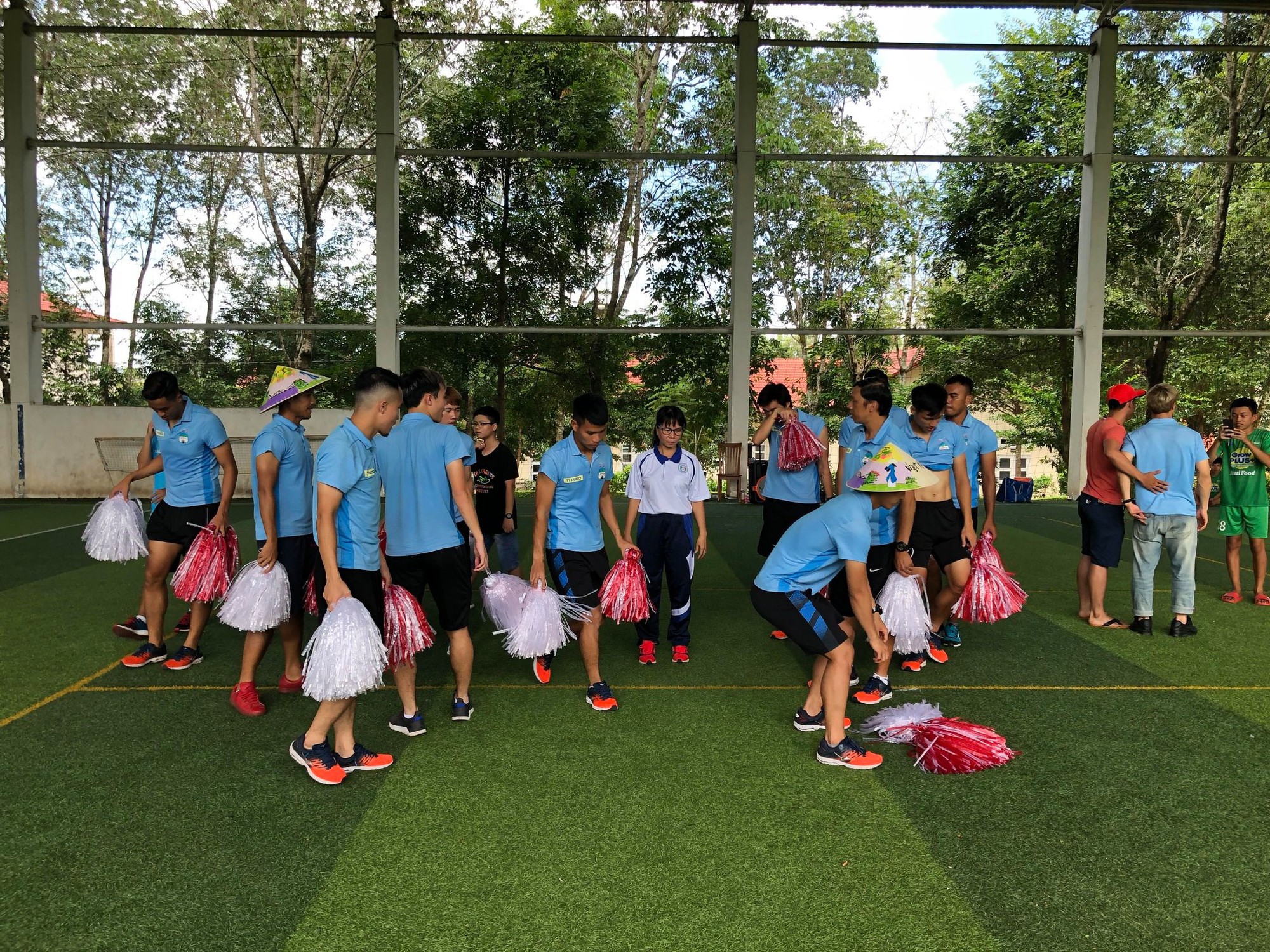 Công Phượng, Văn Toàn gây sốt với màn cheerleading siêu đáng yêu - Ảnh 7. Công Phượng, Văn Toàn gây sốt với màn cheerleading siêu đáng yêu - Ảnh 7.