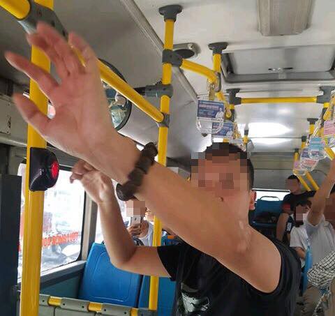 Gã có hành vi biến thái trên xe buýt 01 có thể bị xử phạt 200.000 đồng - Ảnh 1.
