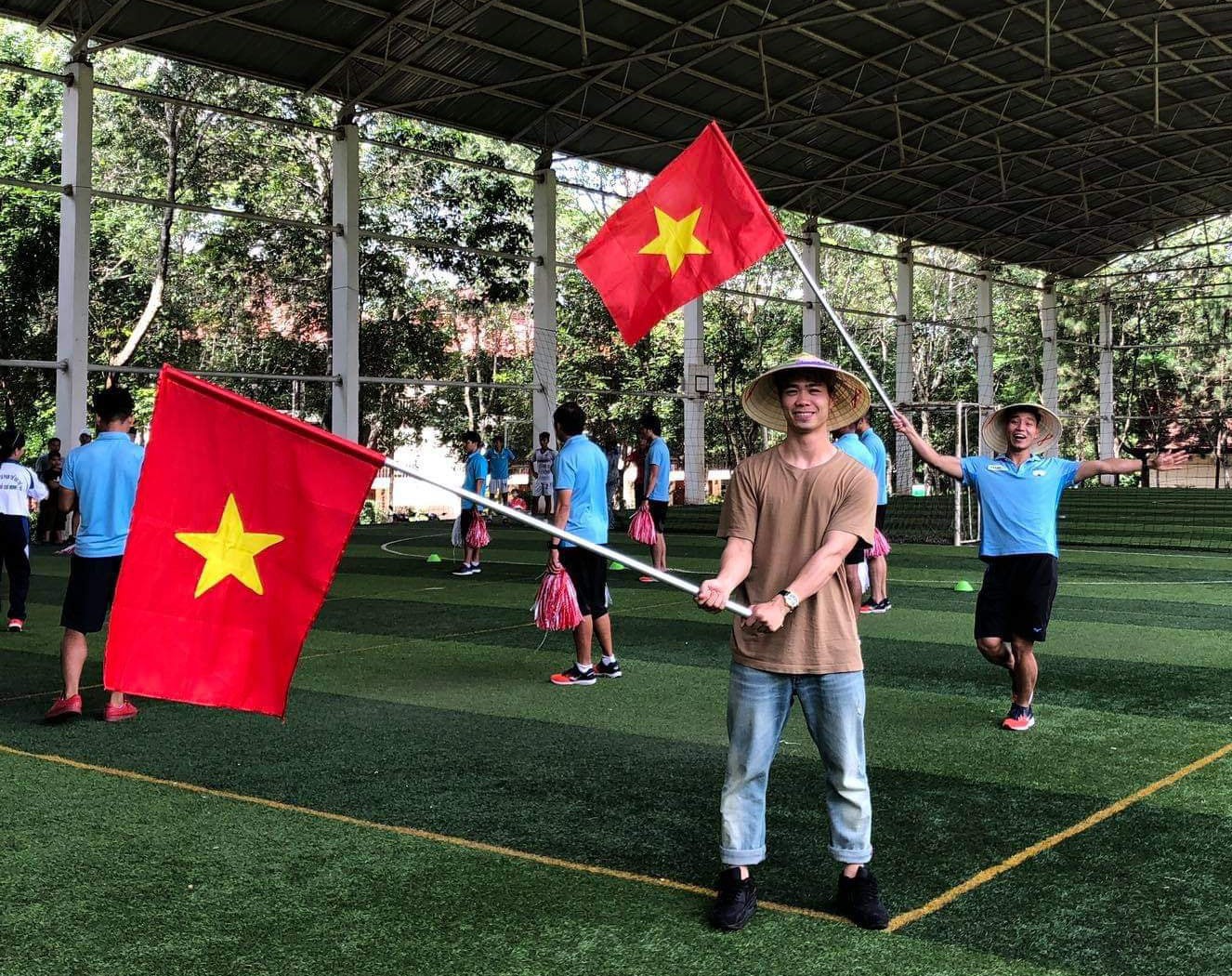 Công Phượng, Văn Toàn gây sốt với màn cheerleading siêu đáng yêu - Ảnh 3. Công Phượng, Văn Toàn gây sốt với màn cheerleading siêu đáng yêu - Ảnh 3.
