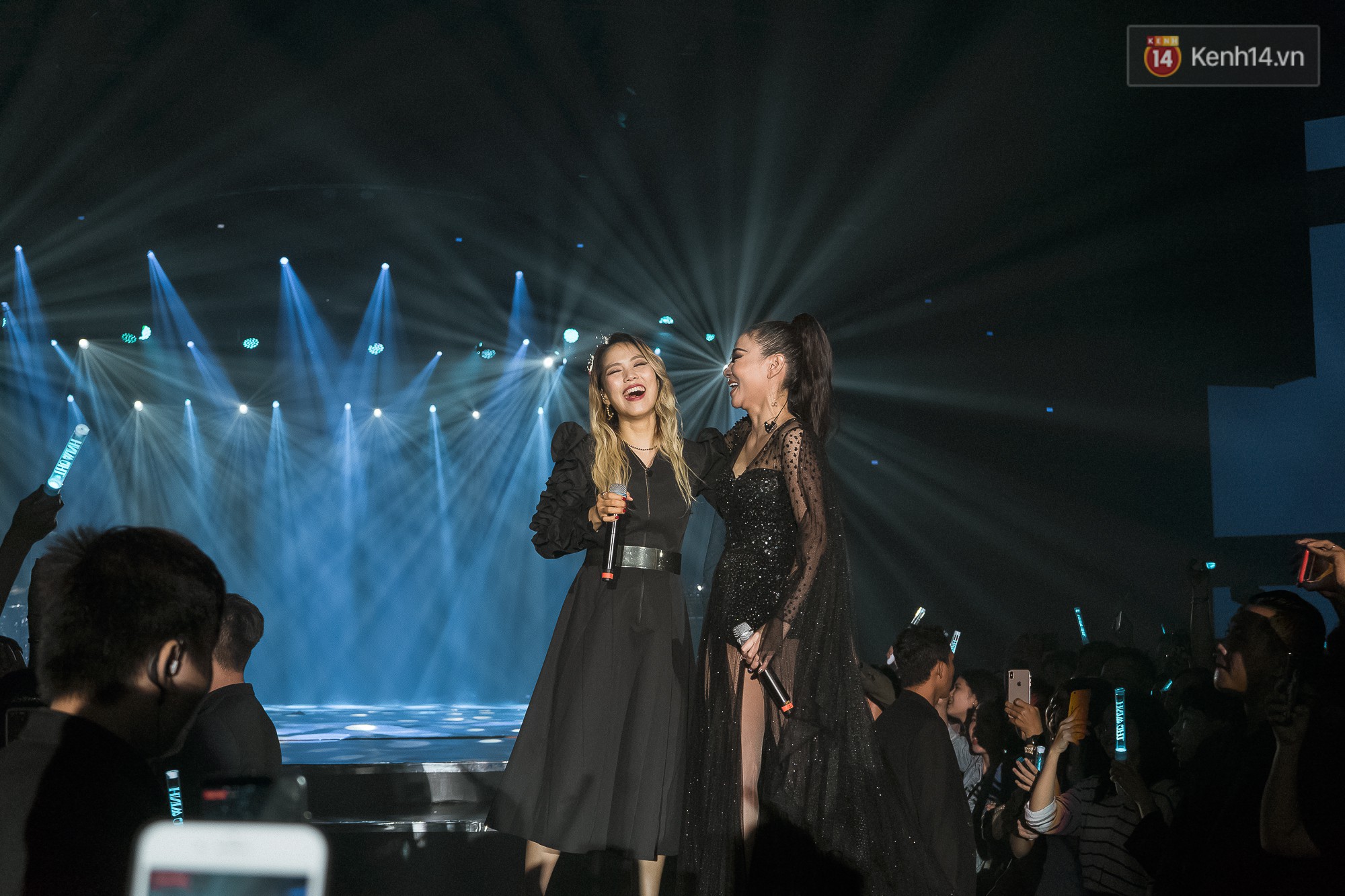 D&acirc;n mạng tố: Thu Minh cố t&igrave;nh vặn nhỏ mic, d&igrave;m h&agrave;ng So Hyang trong m&agrave;n đọ giọng? - Ảnh 4.