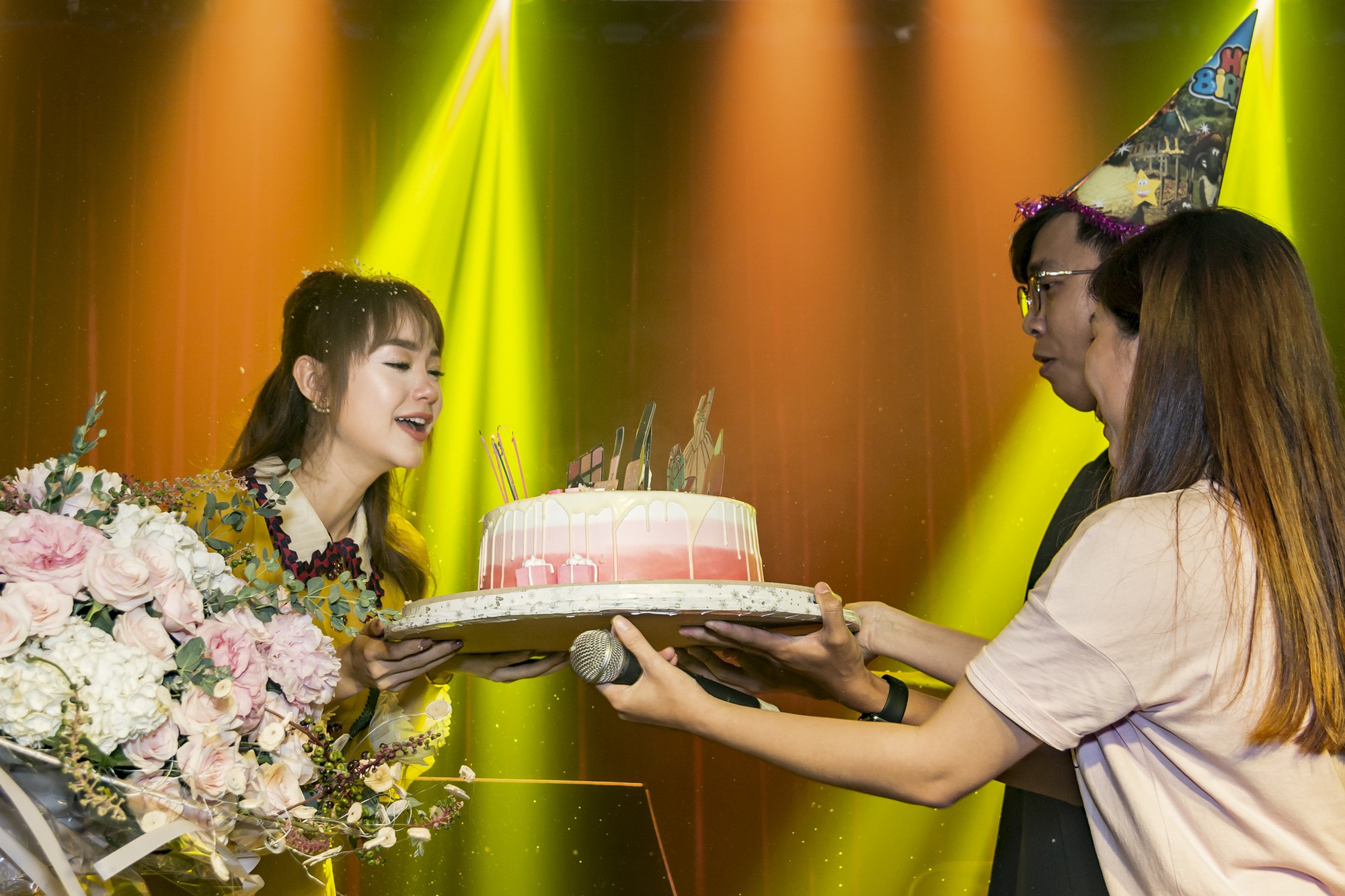 Há»i fan cứng 10 nÄm Äá»t kÃch, tá» chức sinh nháºt bất ngá» khiến Minh Hằng khóc nức ná» - Ảnh 7.