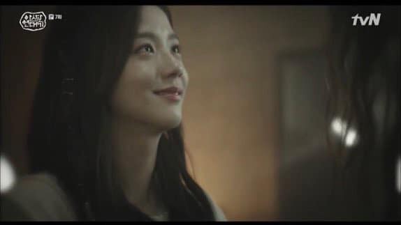 Jisoo (BLACKPINK) cuối cùng cũng debut làm diễn viên: Xuất hiện 14 giây, ôm Song Joong Ki, nói được 1 từ xong... chết!? - Ảnh 2.