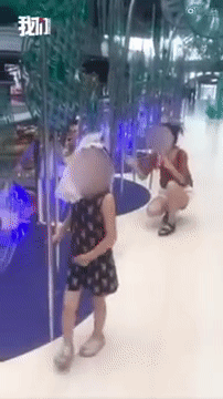 Cảnh tượng bé gái bị điện giật run bần bật tại trung tâm thương mại trước mặt mẹ khiến phụ huynh nào xem xong cũng rùng mình - Ảnh 1.