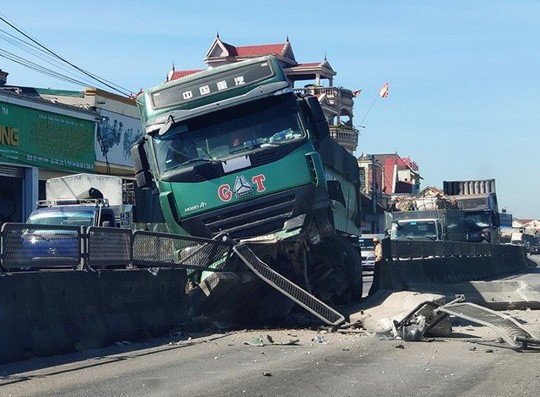 Xe bồn phi l&ecirc;n dải ph&acirc;n c&aacute;ch, xe biển xanh 80A v&agrave; 2 xe tải d&iacute;nh chặt v&agrave;o nhau  - Ảnh 1.